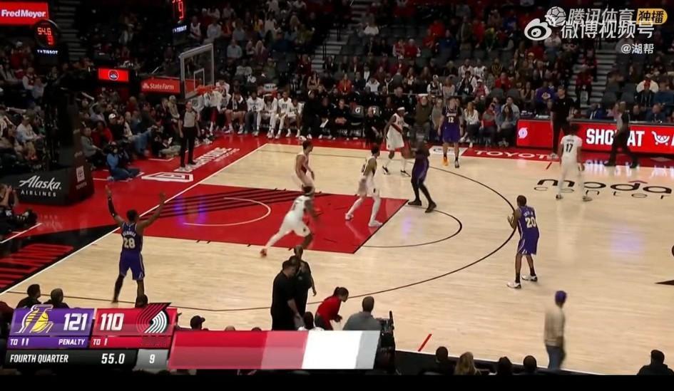 湖人这几场比赛真的场场有惊喜！赛前预测胜率仅23.8%。这场当然是小尼克史密斯，