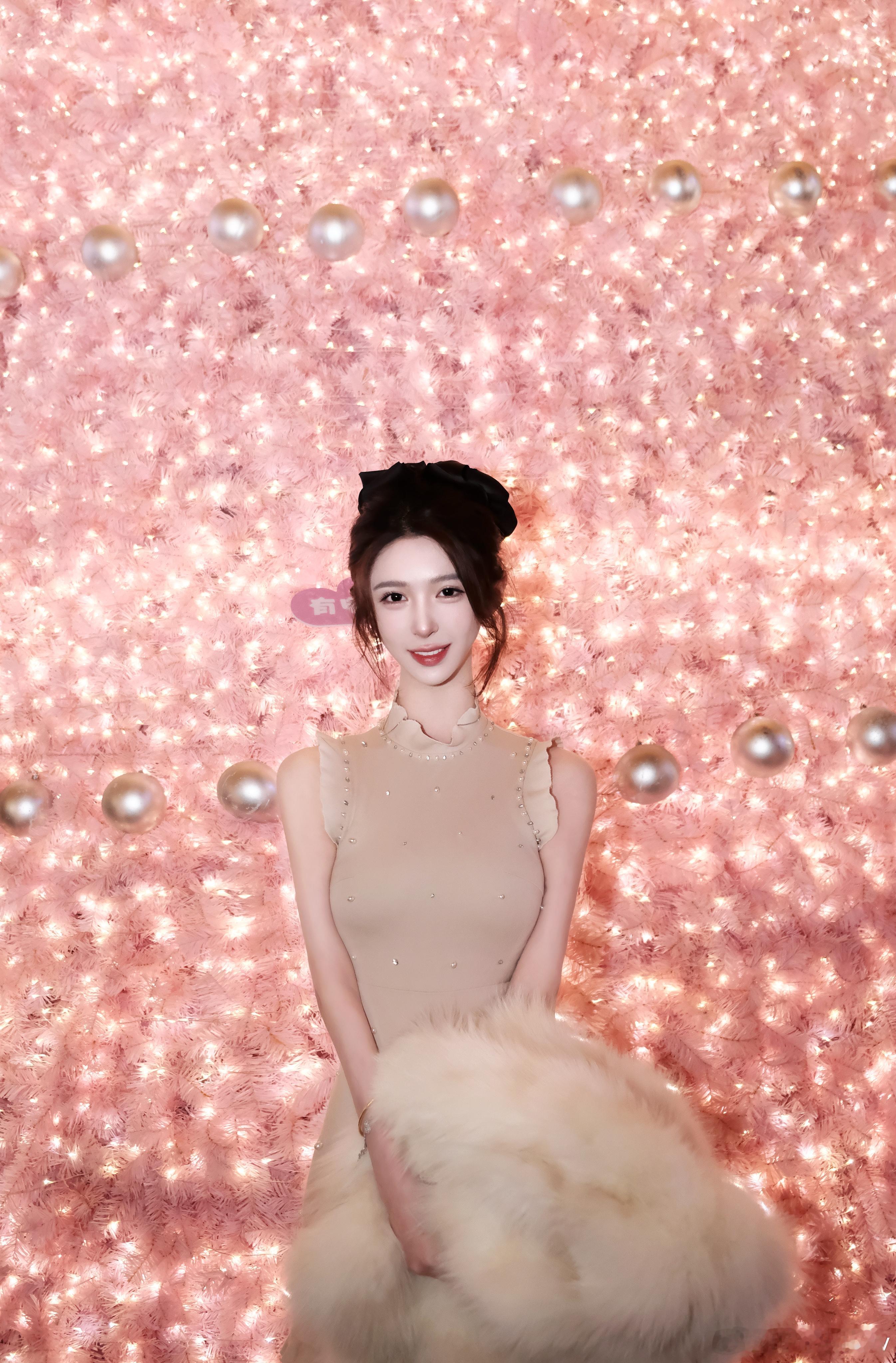 华伦天奴会惩罚我…脚好疼。疼得受不了两个人跑去足浴店买了两双一次性拖鞋然后走在路