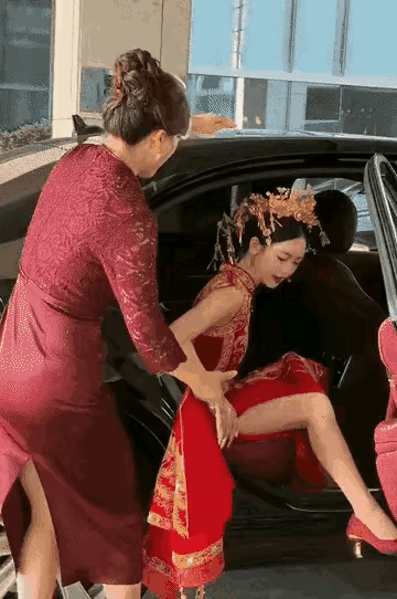 这个新娘的身材非常好,长得也非常的漂亮,而且非常的大方,非常的乐观,唯一美中不足