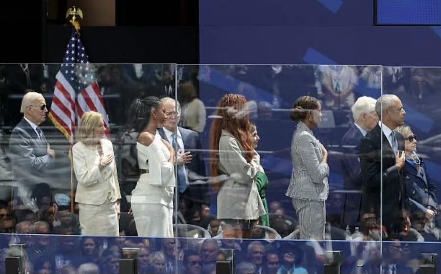好家伙！这张照片堪称美国经典照！著名的民主党嘴上喊着"开放边境欢迎移民"，