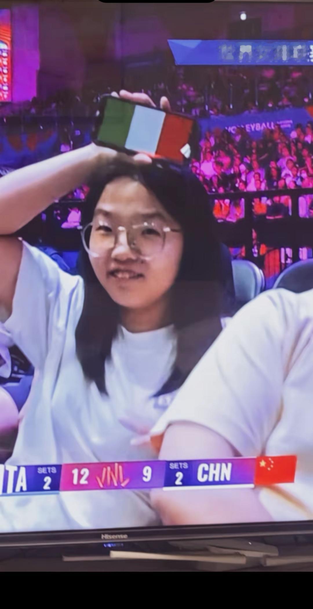 对意大利比赛现场惊现小黄人！这批人现场不顾香港球迷的一致热情，反其道行之，他