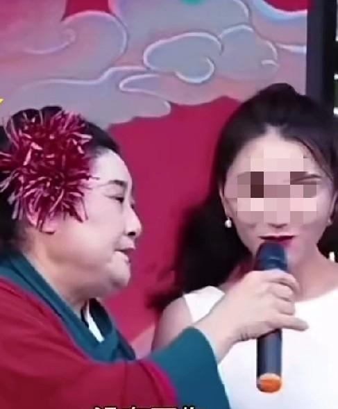 见过奇葩的，没见过这么“刚”的！大庭广众之下，姑娘直接怼媒婆：“我没工作，就找