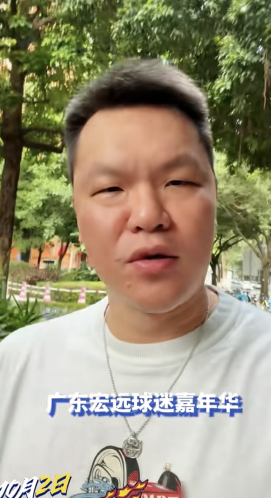 朱芳雨8月底就卸了总经理，只挂个荣誉顾问，转身10月2日又笑呵呵站嘉年华C位。球迷喊他签球衣，他照签