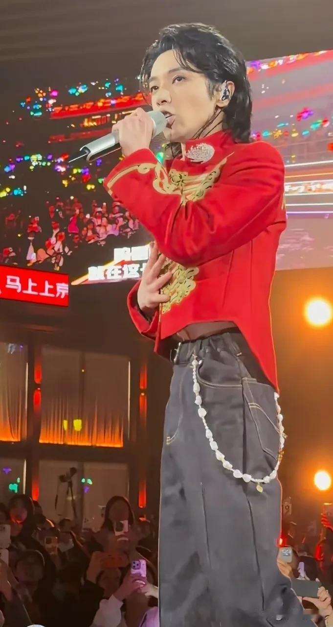 华晨宇最近瘦了好多啊，这个角度看这个腰，一手掌握的感觉，真的瘦成闪电了。不少网友