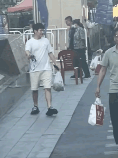 林诗栋在乌鲁木齐敢去菜市场？小石头状态太好了，显然没受瑞典大满贯的影响。