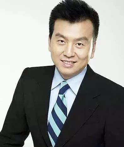 张泽群，曾是央视舞台上熠熠生辉的主持人，与董卿等齐名，以侃侃而谈的风采征服无数观