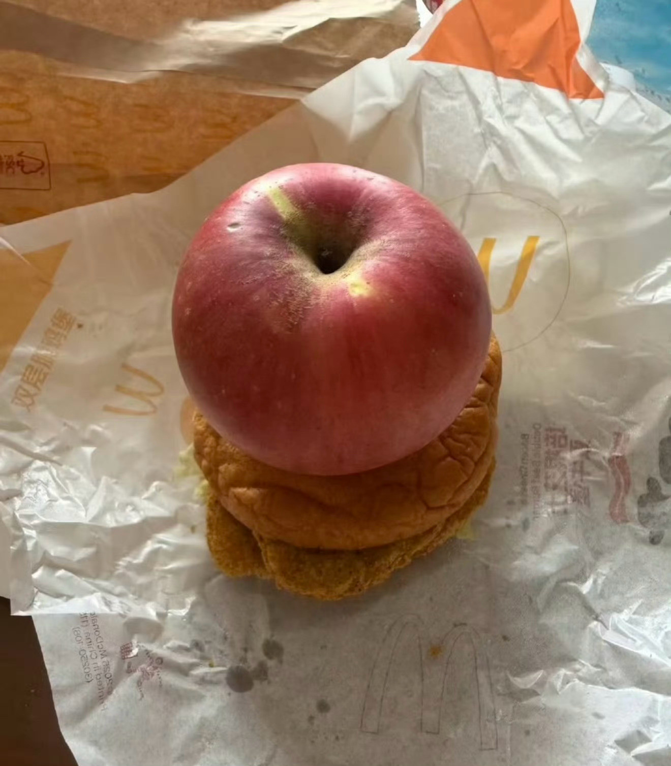 刷到吐槽，麦当劳汉堡就鸡蛋大小，不如叫马卡龙，塞牙缝都不够。麦当劳回应汉堡变小了