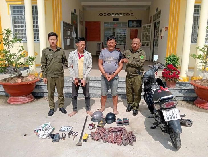 越南基层安全部队抓获的盗割电线者，二人都有吸毒经历