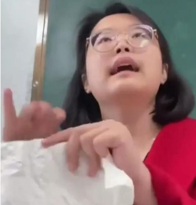 这个老师火了！山东济南，一个小女孩被同学嘲笑穿衣服太俗气，于是她就跟老师诉苦！可