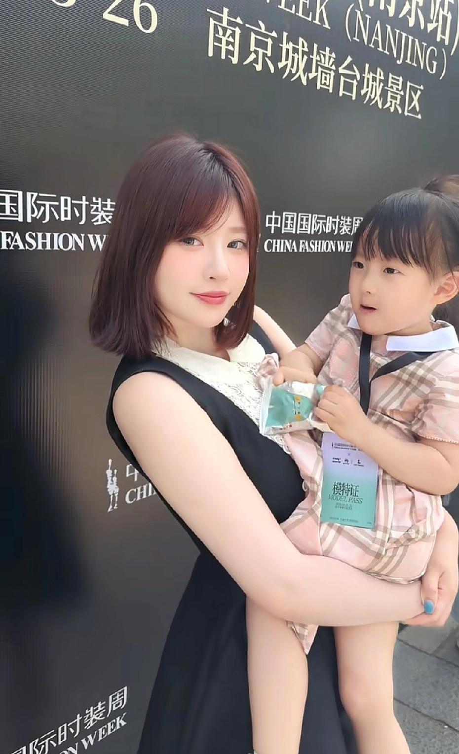 4月26日，黄一鸣带着女儿闪闪参加中国国际时装周。黄一鸣：因为有你在身边，就不