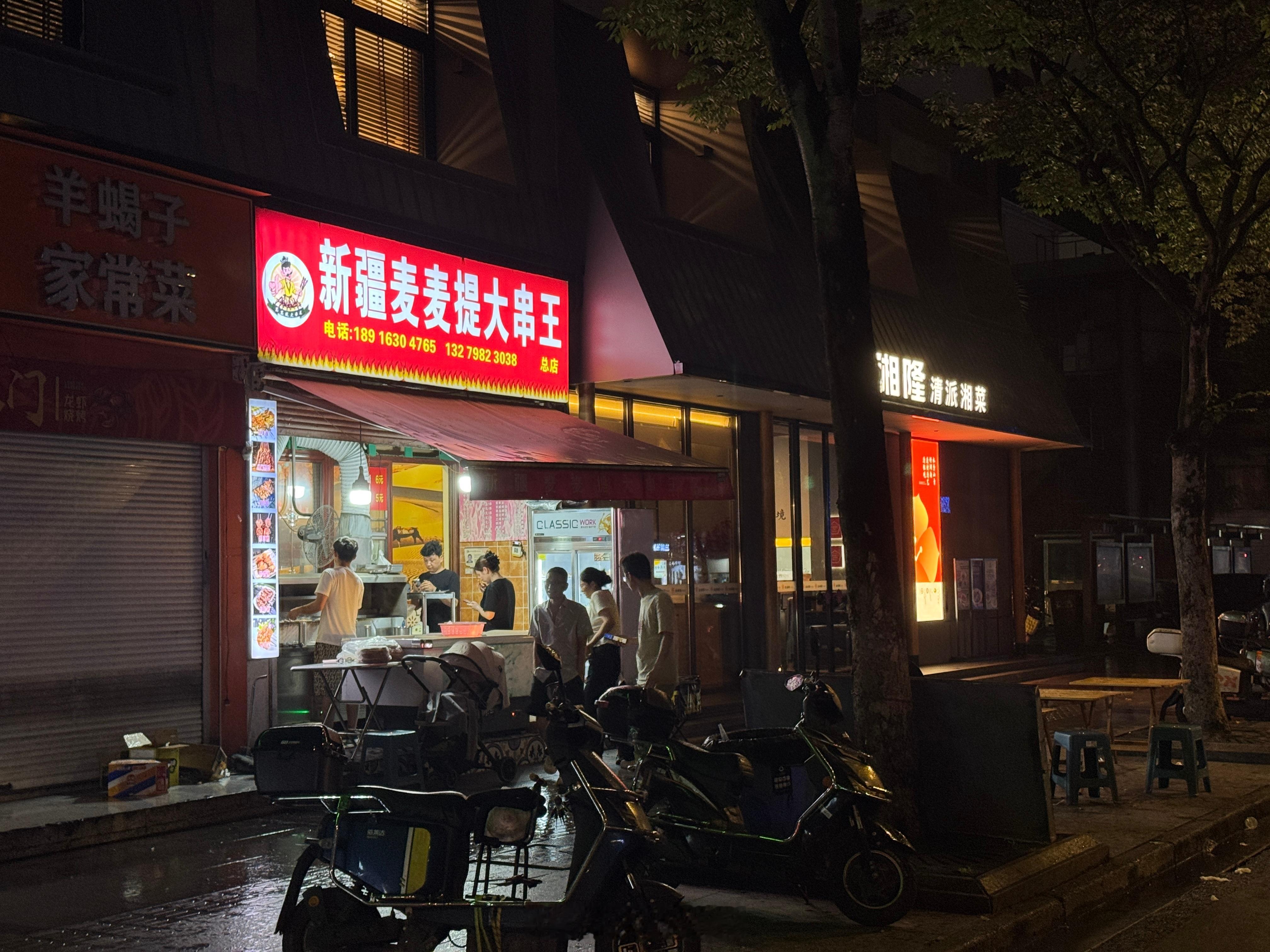 又去按摩了。现在我最频繁的休闲方式，可能就是按摩。今天16号师傅和10号