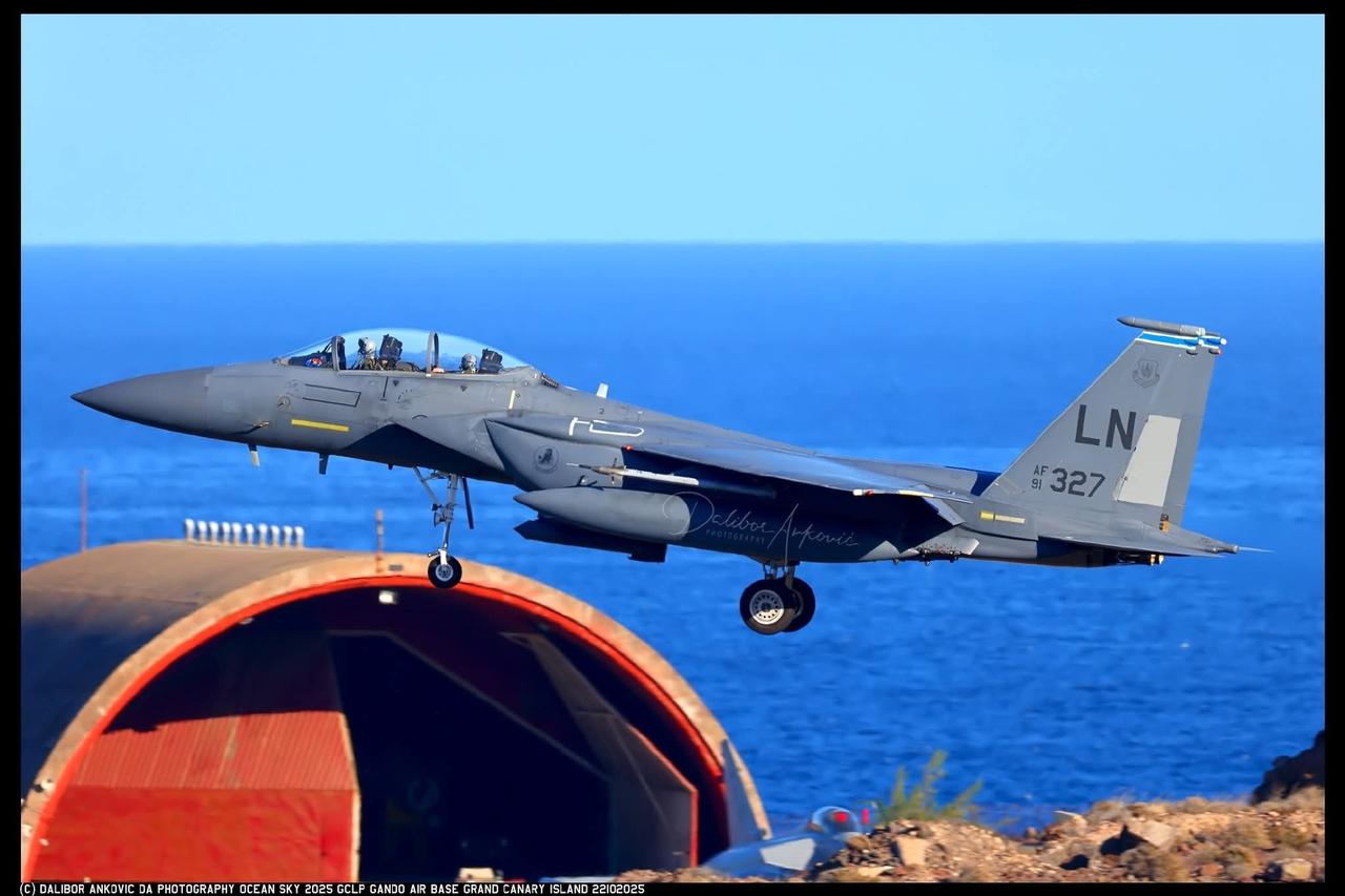 被科威特空军F/A-18战斗机击落的三架美帝F-15E战斗机中的一架根据视频中的