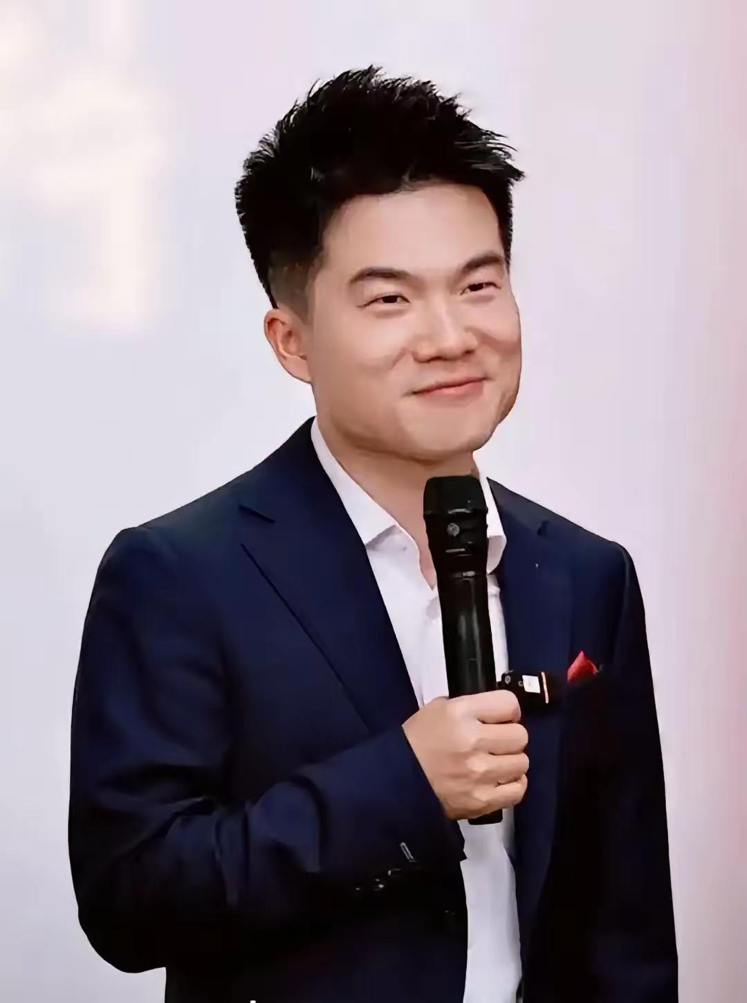 董宇辉提起姐姐时，眼里的光藏不住。他说姐姐爱他比妈妈多，这话听着扎心，细想