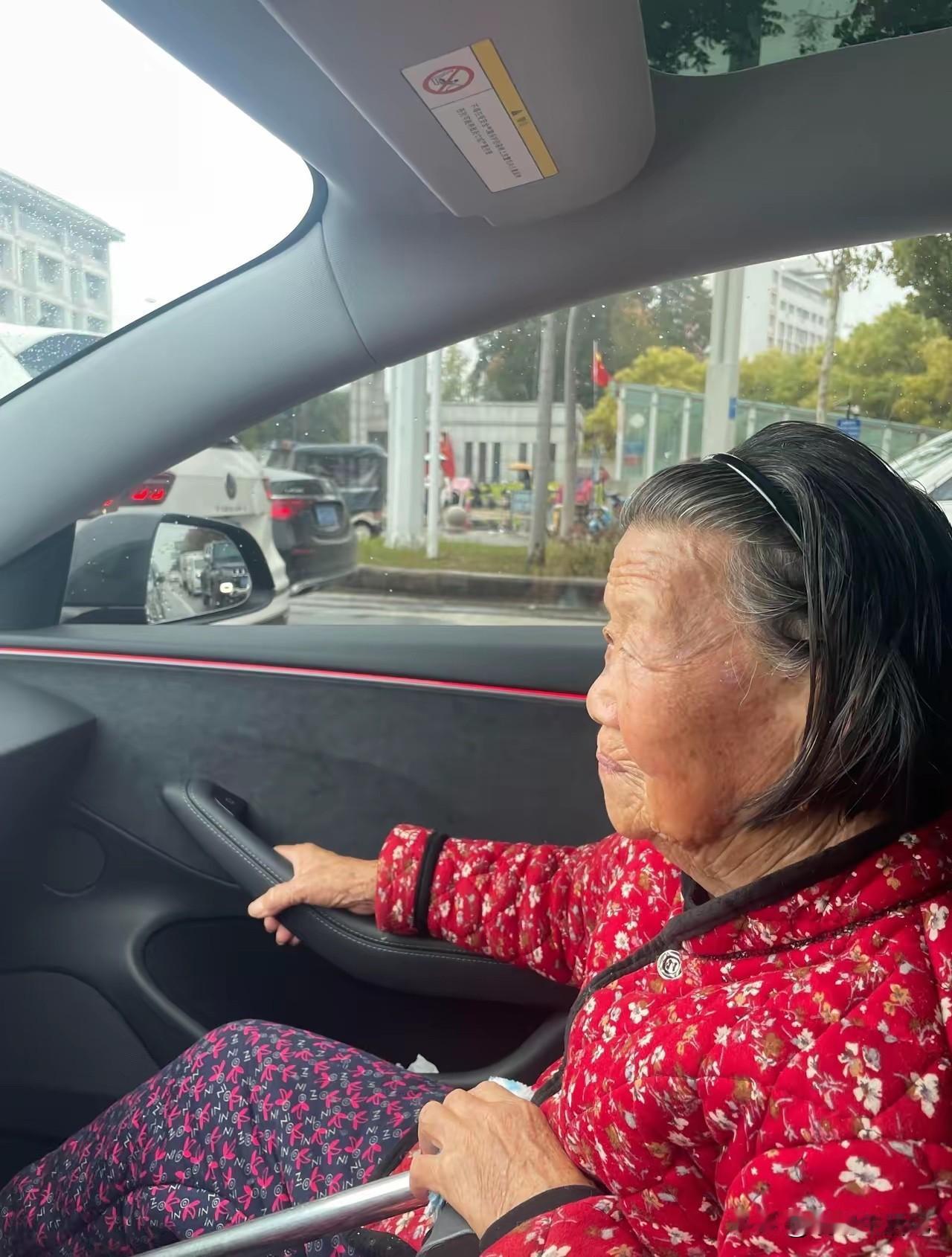 老奶奶第一次坐车，惊喜又紧张[呲牙笑]