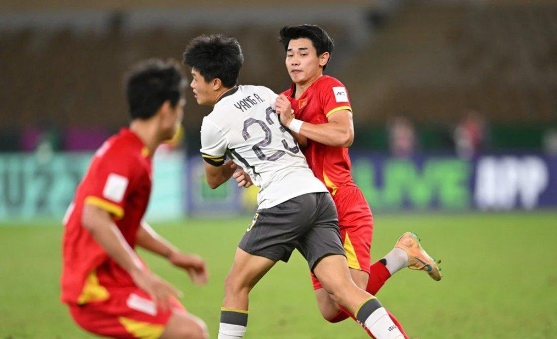 越南U23头号球星阮庭北，在和韩国队比赛中，一传一射还拿了张红牌，表现十分抢眼。