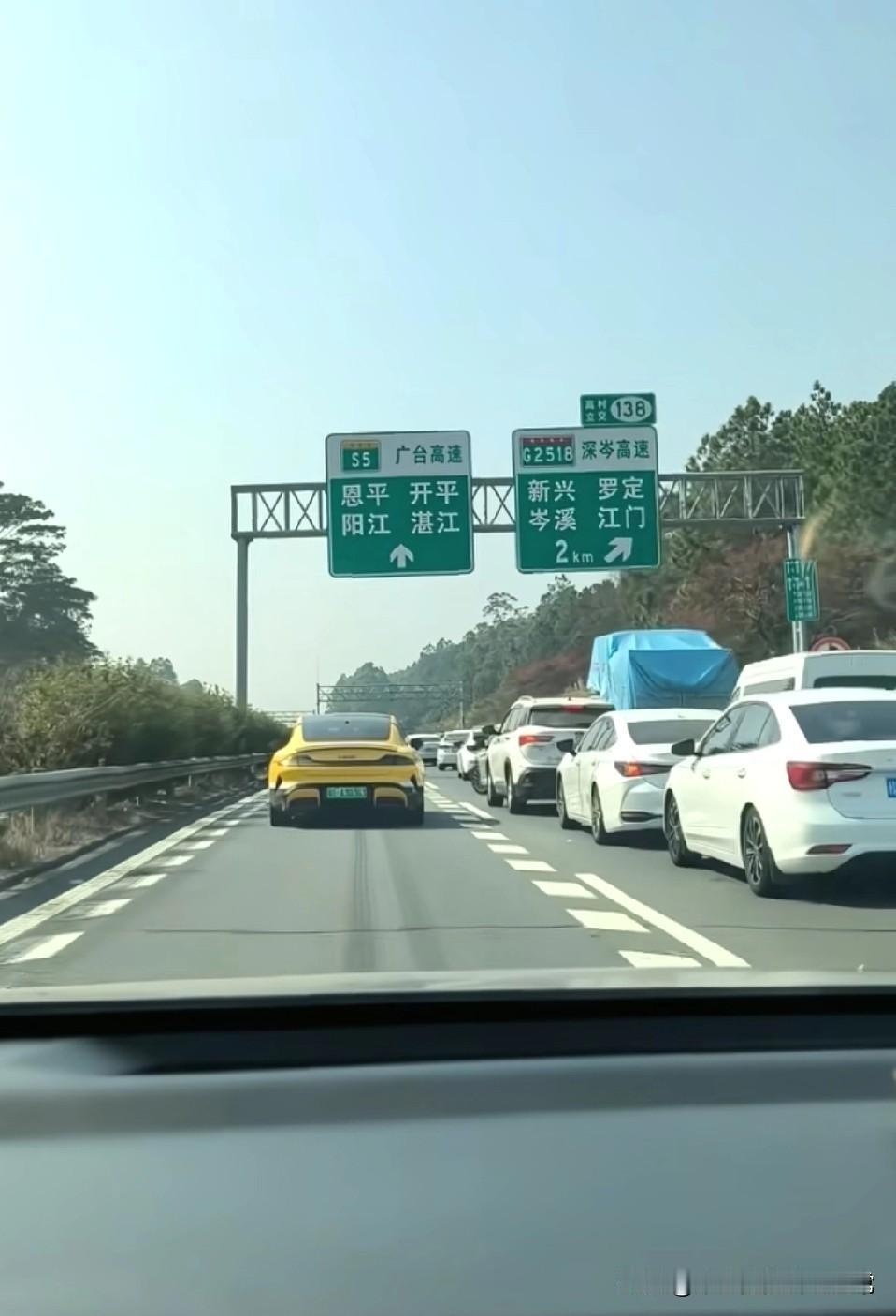 聪明的人已经提前出发了，所以路上全是大聪明人！30号零晨，高速上的“聪明人