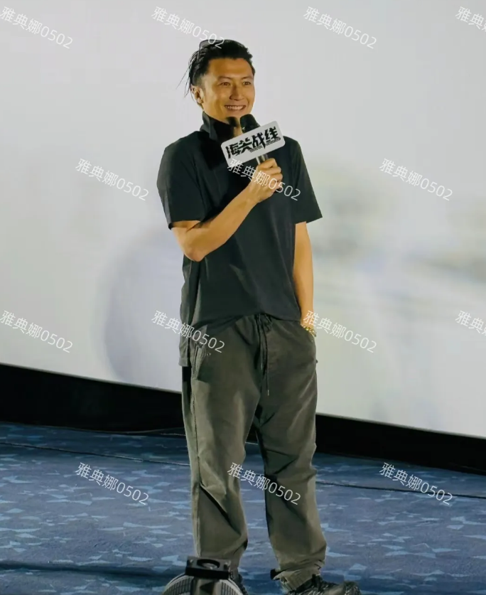 青岛路演的谢霆锋，本人的脸真的很帅也非常年轻，就是个子太矮了比例很差1米7都勉强