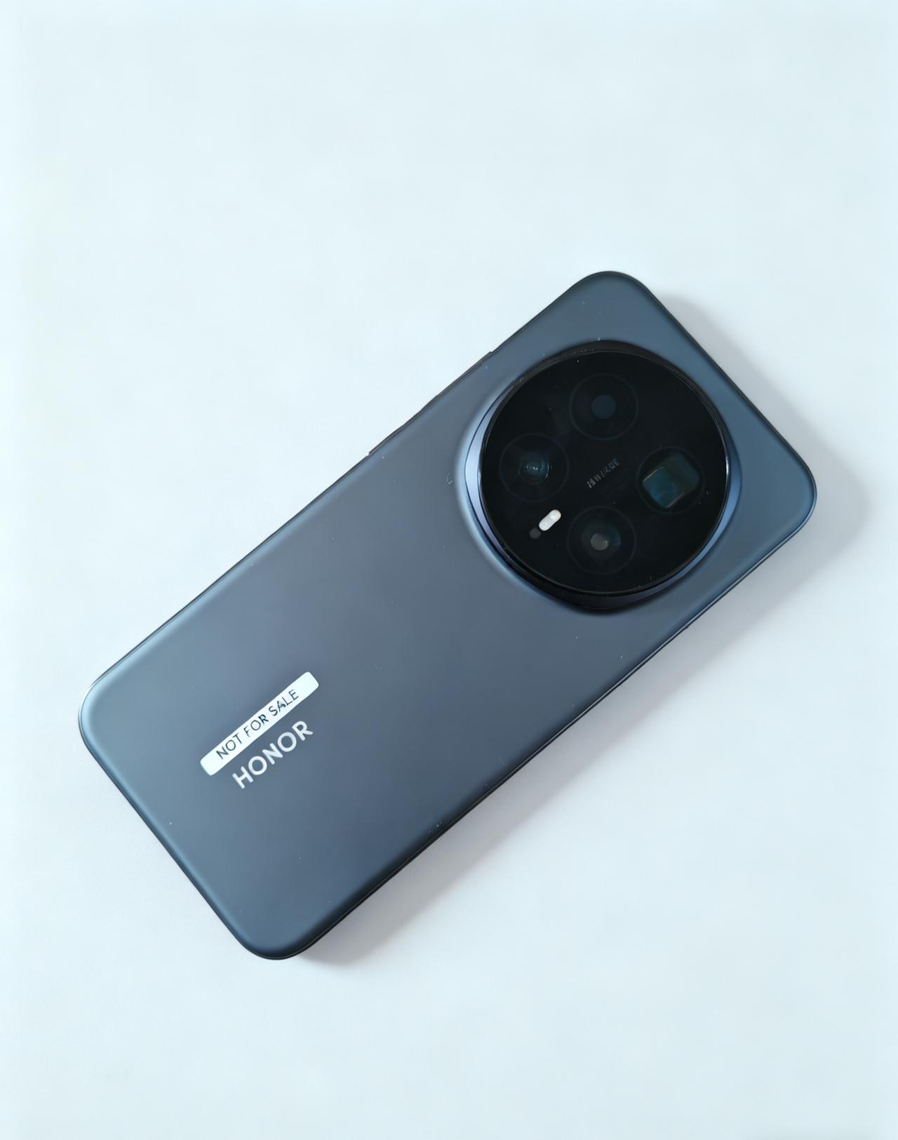 北京的秋，在园林的一潭碧水、枫叶的一抹艳红里。用荣耀Magic8Pro记录下这