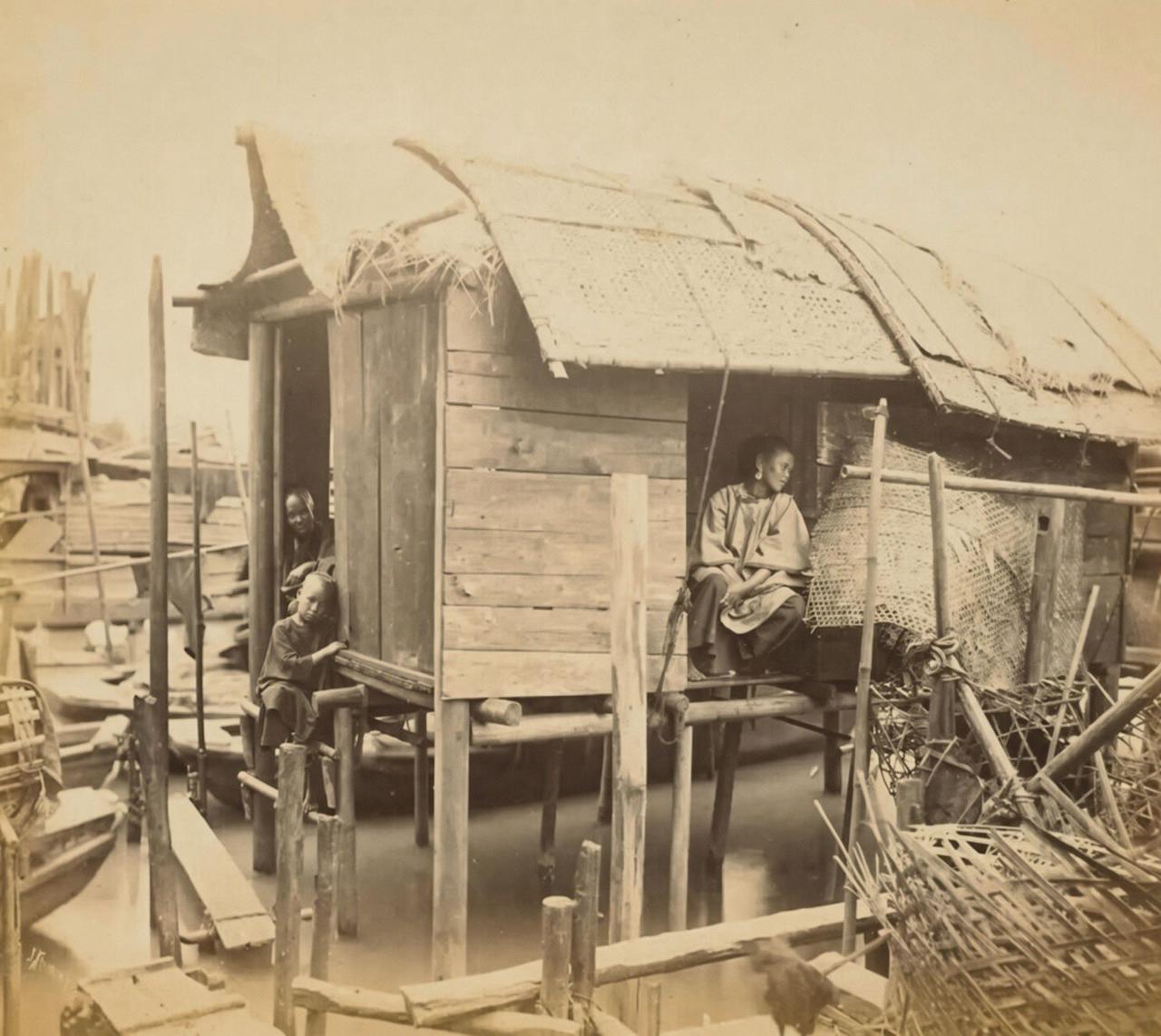 这是1918年，福州闽江。照片里这种架在密密麻麻木桩上的船屋，当地叫四脚楼，居