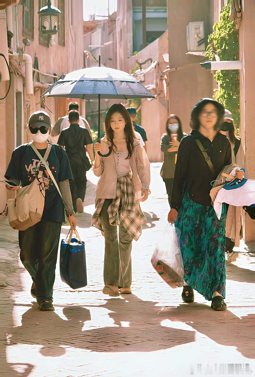 一位在喀什的摄影师拍的李兰迪，夏孜真的好美，摄影师也好会拍啊！​​​