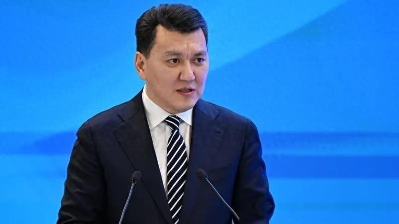 整整三十年，这个位置空在那里。三十年后，托卡耶夫用一纸总统令把它重新点亮——而他