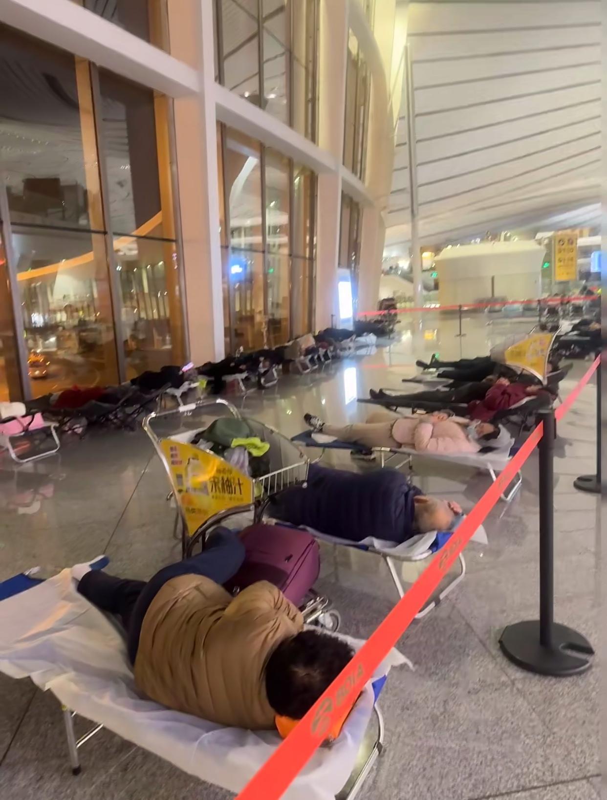 看到别人发的几张照片，北京大兴机场为过夜的人提供活动床，还有一次性床单，收费25