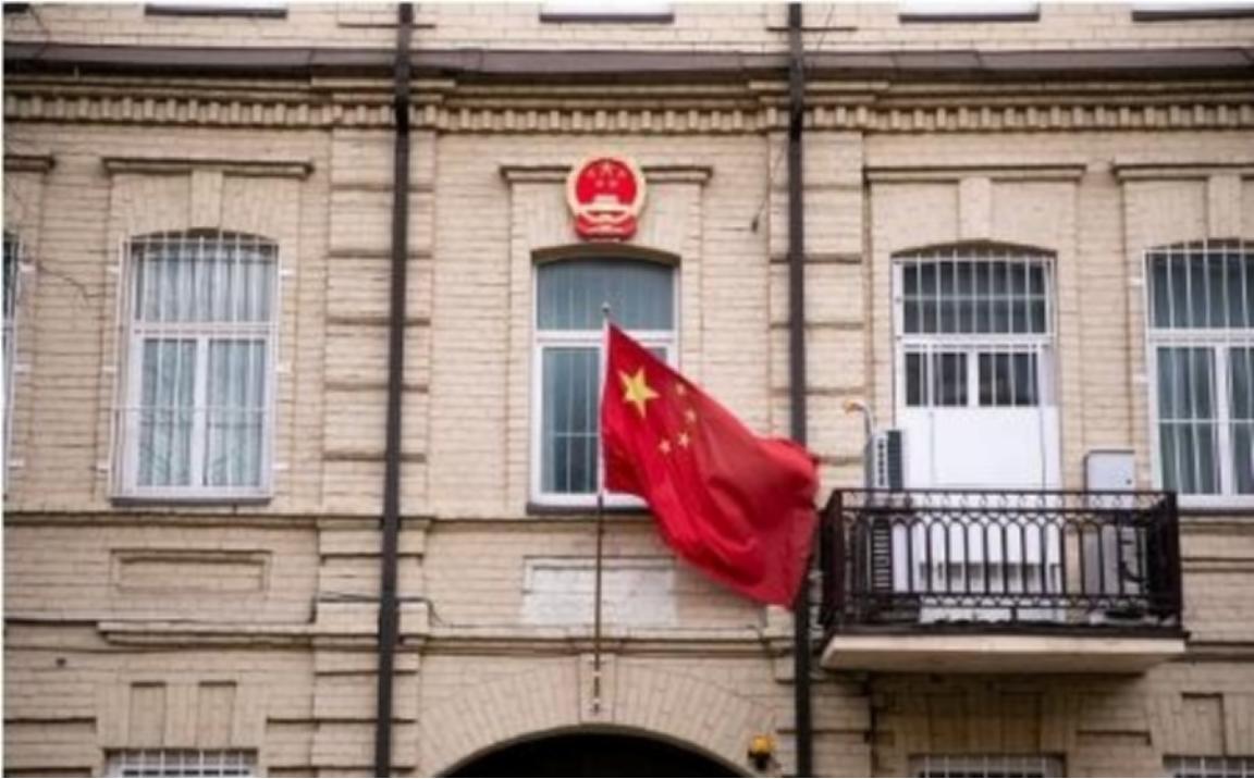 立陶宛拒绝所有中国外交官入境，还开出离谱条件：中方要先让步明明一个小国，夹在