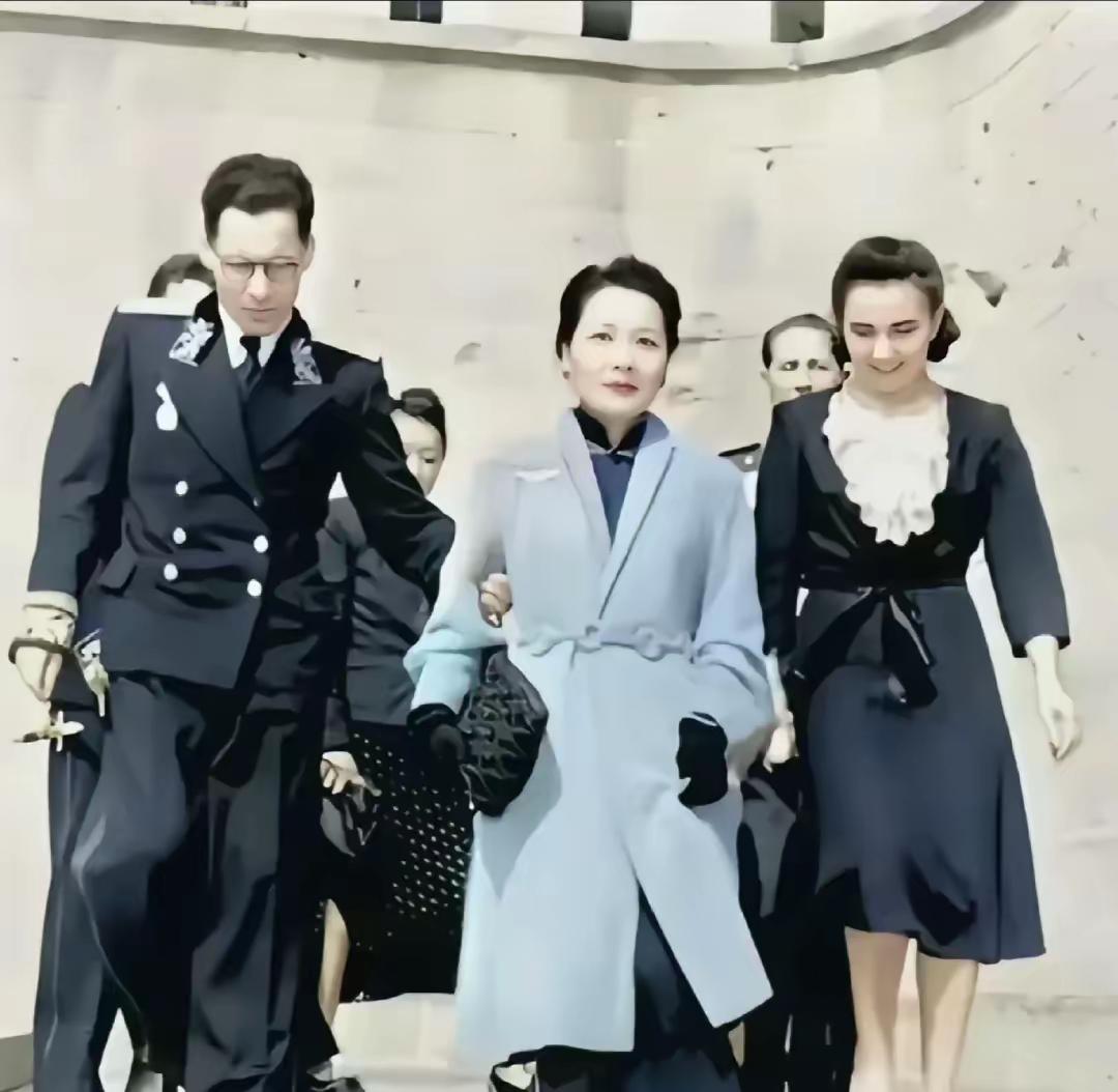 这是宋美龄出行时的真实样貌，都看看吧，这可不是演员扮演的。镜头下，宋美龄妆容