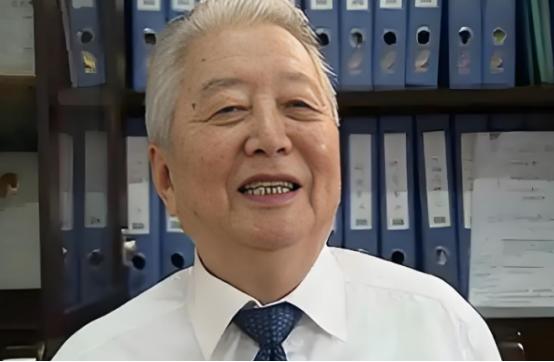 2001年，美国把一批已经落后的设备以高价出售给中国，导致我国蒙受数亿元损失。就