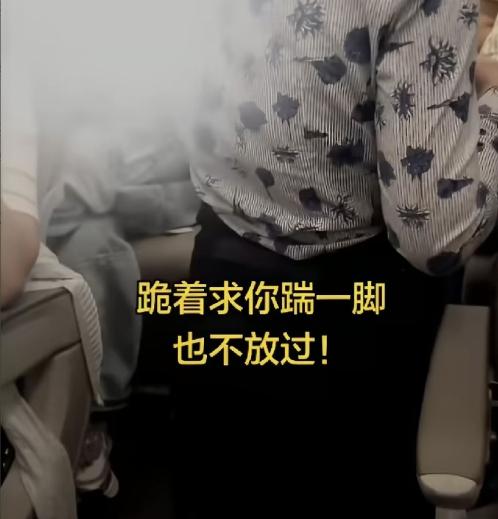 空姐跪地道歉这件事儿我发现了两个细节，总算弄明白了那位男乘客为何火气这么大。其一