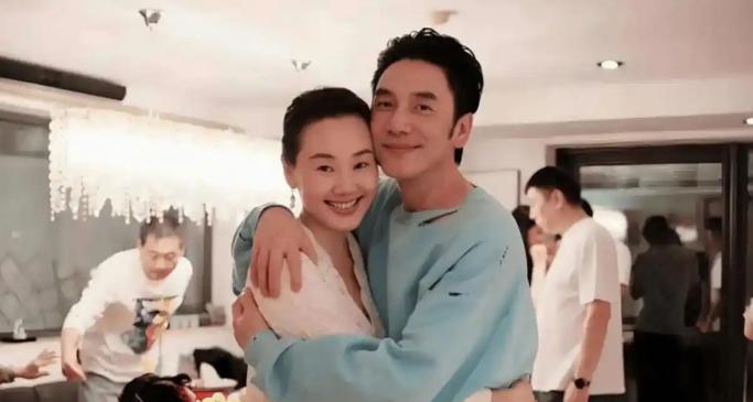 1994年，林依轮离开了年华渐逝的妻子，转而迎娶选美冠军西华，婚后他将600万积