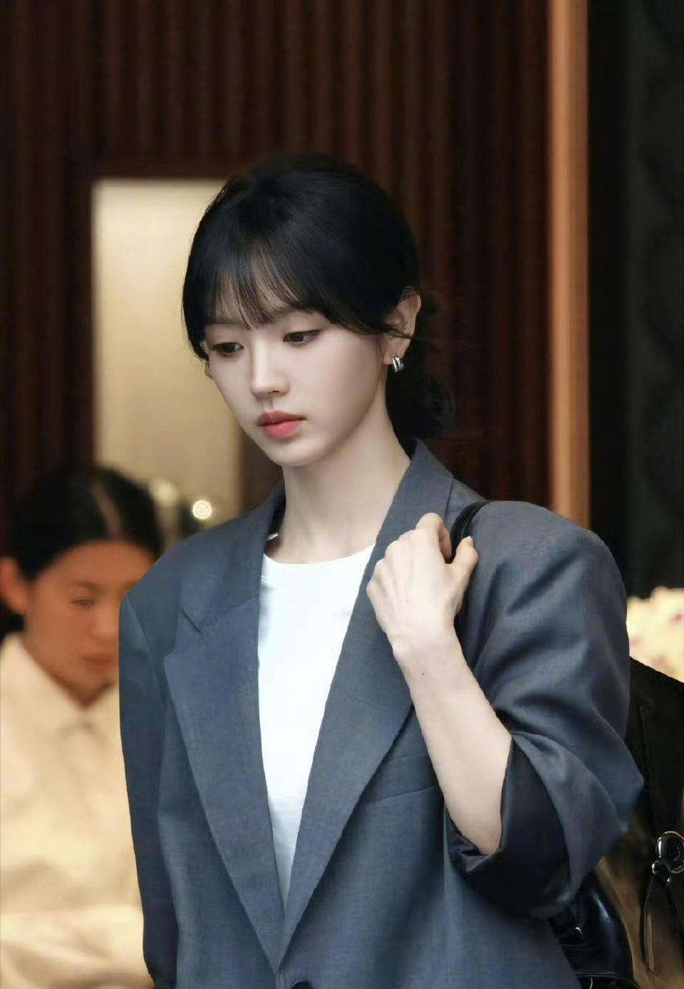 田曦薇天才女友职场造型，今天是成年后的职场林知夏，很干练清爽的一套​