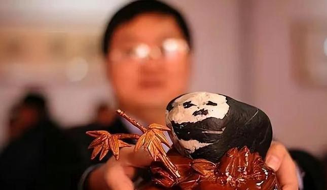 2003年，林先生和家人在海边无意捡起一块石头，不料有人出70多万求购，被拒之后