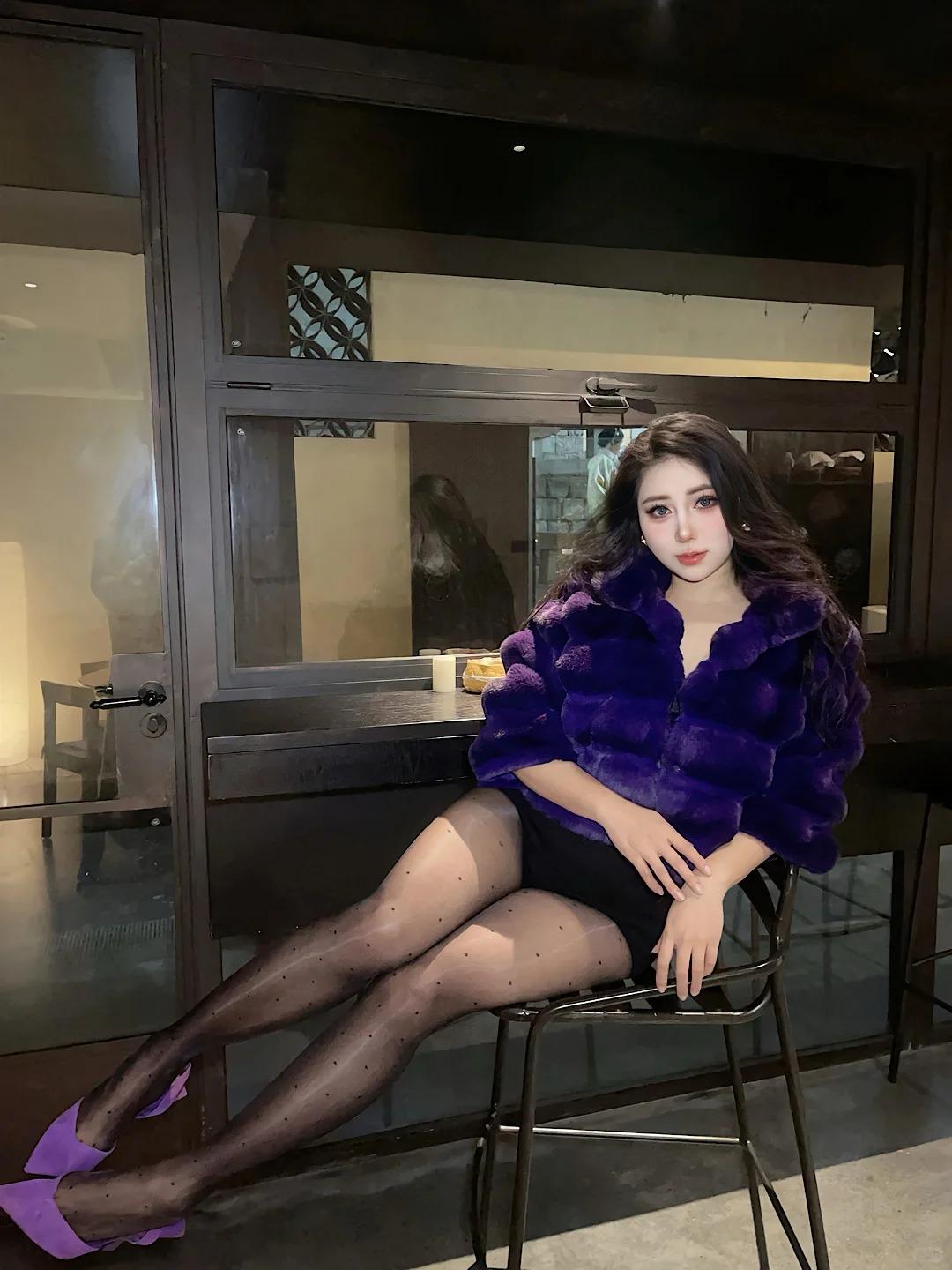 紫色真的是种很奇妙的颜色，总在少女的灵动与少妇的温婉间来回切换，撞进眼底满是心动