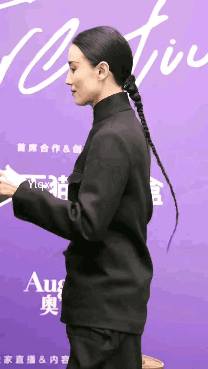 宋佳的这身装束，是想回到清朝？那个被列强侮为“东亚病夫”且国伤累累的大清时代？