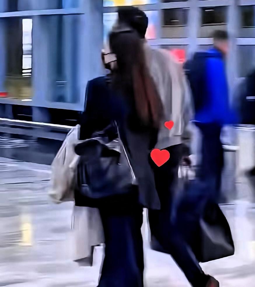 最近啊，汪小菲出差回来了，没几天，他和筱梅就一块儿出现在机场，这是要去哪儿，所有