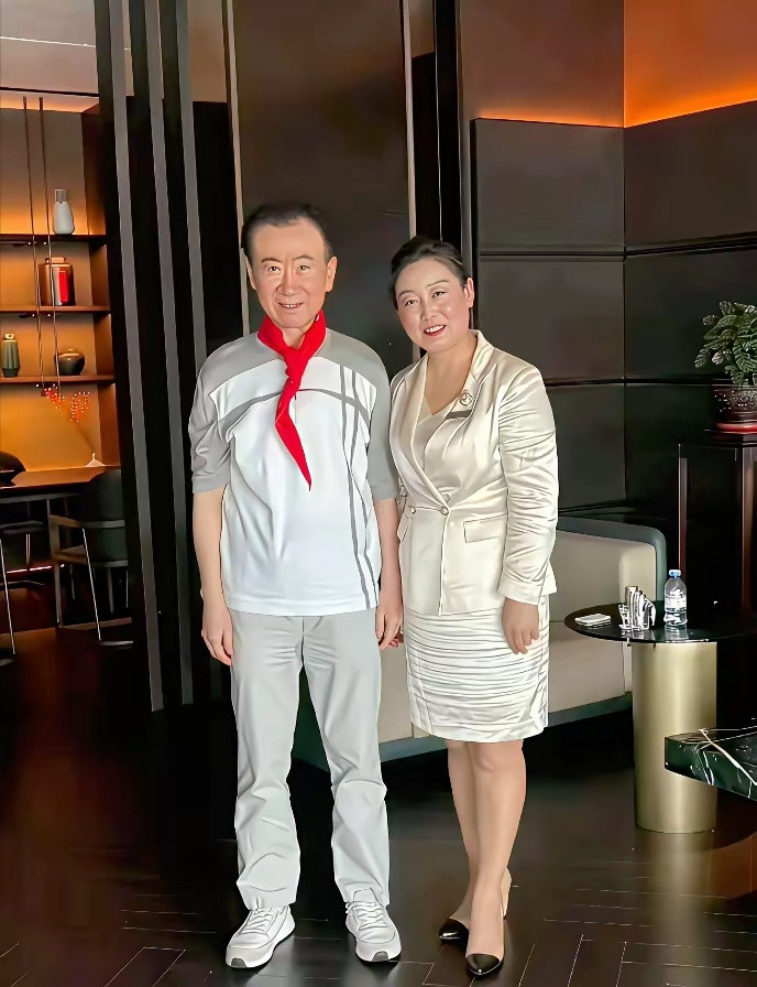 王健林被债务压的都脱相了，但他还是扛住了，算是一条汉子！​​​