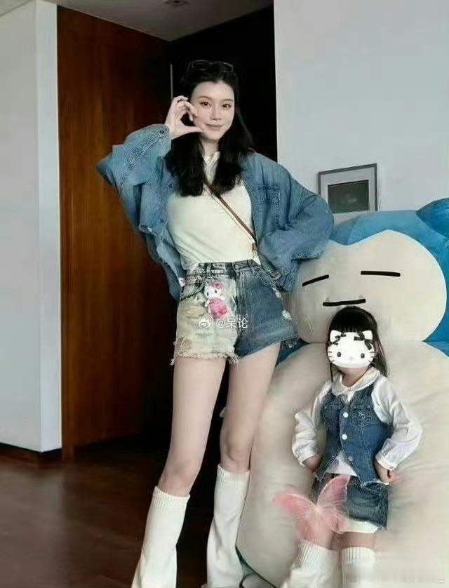 奚梦瑶女儿遗传了她的大长腿，以后肯定是个高颜值的小公主，何猷君也算改善...