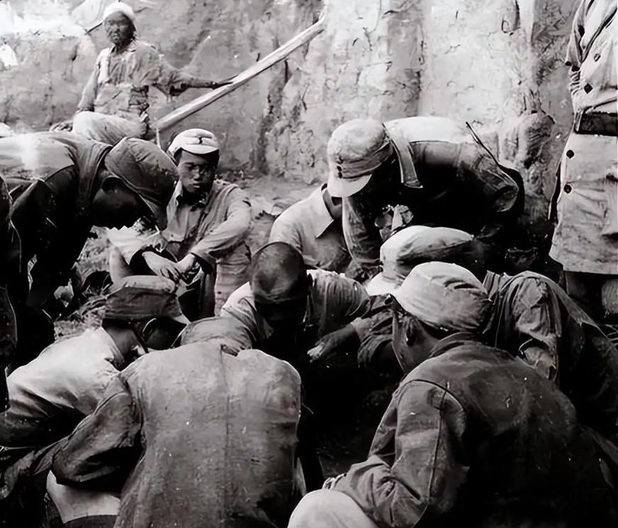 1939年山东，5000日军将3000八路军死死困在山沟里，天亮去后山沟空无一人