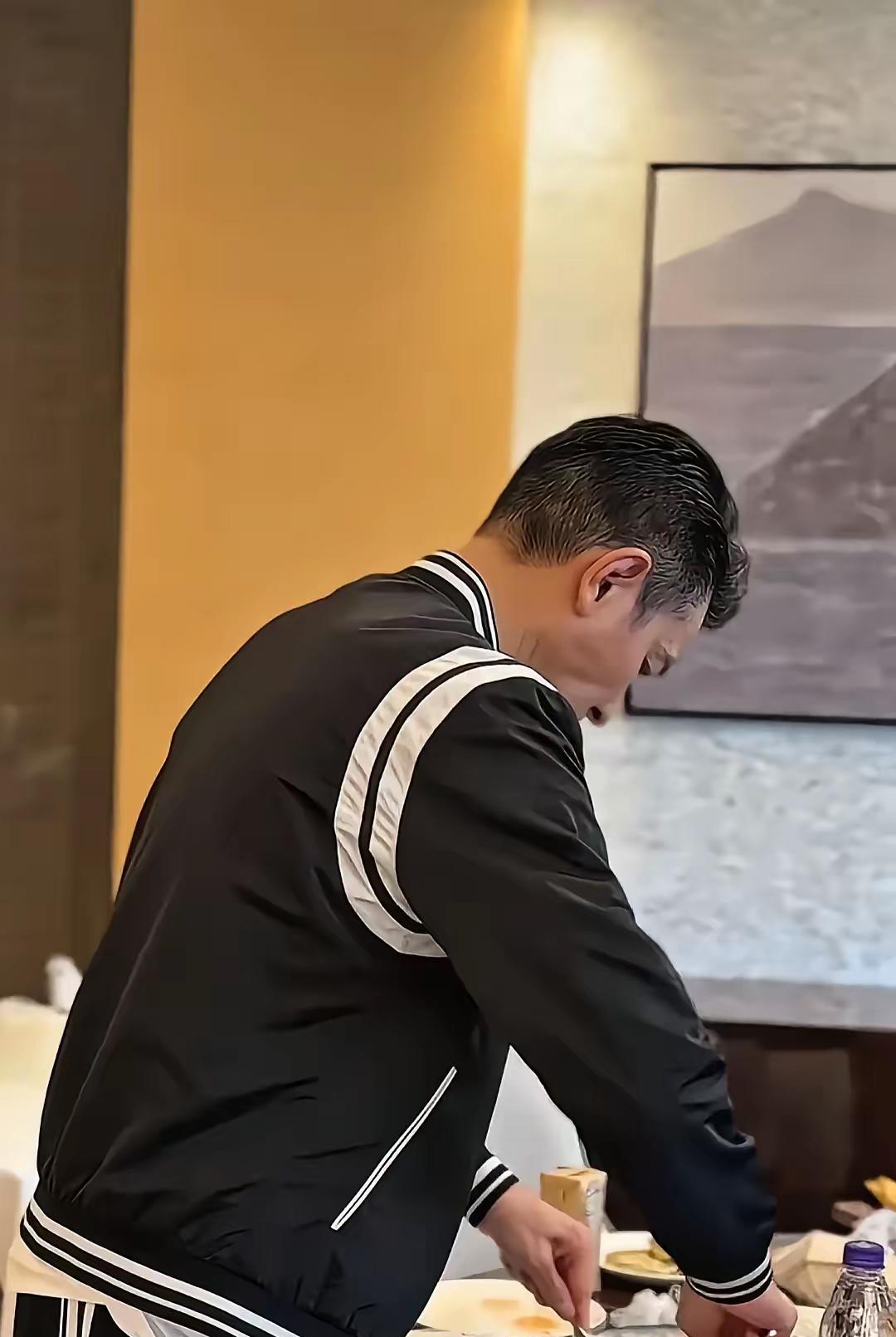 昨天刷到华仔在上海电影节期间晒出的"酒店一日vlog"，直接被他的自律惊到瞳孔地