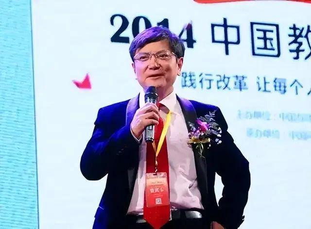 2012年，刚上任贵州大学校长的郑强在校园转了一圈，突然下令把满园老树全砍了。消