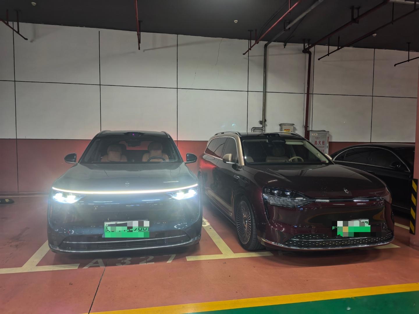 泉州机场问界M9真多，两排过去就停了5台回来发现有大哥刚提的金瑞红停我边上了[笑