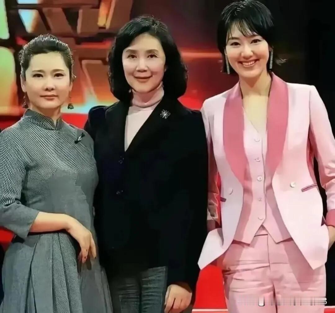 三位美人同框好养眼，左边两位是演艺界的美人，何赛飞气质优雅，多才多艺，严晓频有一