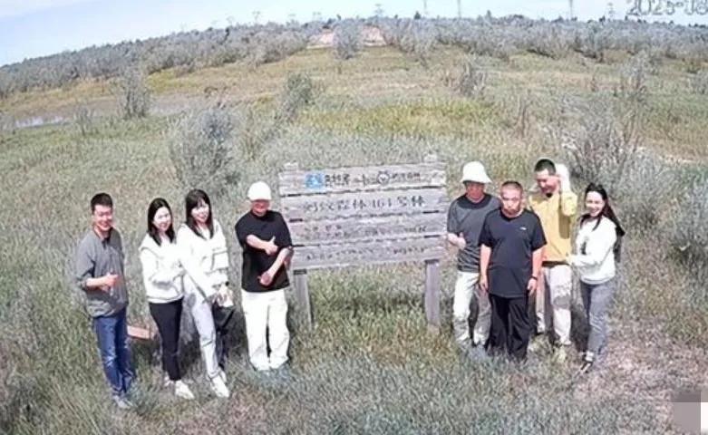 马云时隔六年再度现身蚂蚁森林打卡合影：带着墨镜稍微胖些的他抬手与柠条试比高，发现