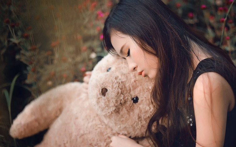 女人会陷入暧昧关系,很可能是遇到了坏男人。这种男人感情放纵,最擅长抓住女人的情