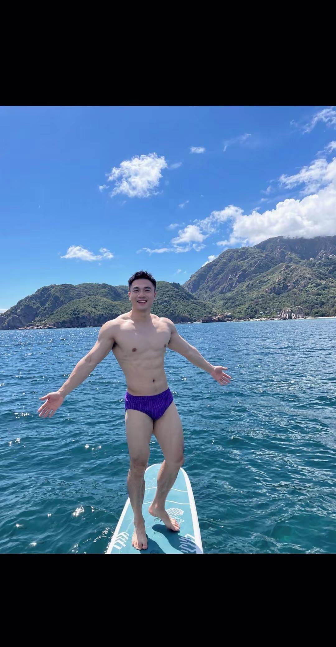 海是背景，我是主角肌肉男神海边耍帅桨板夏日