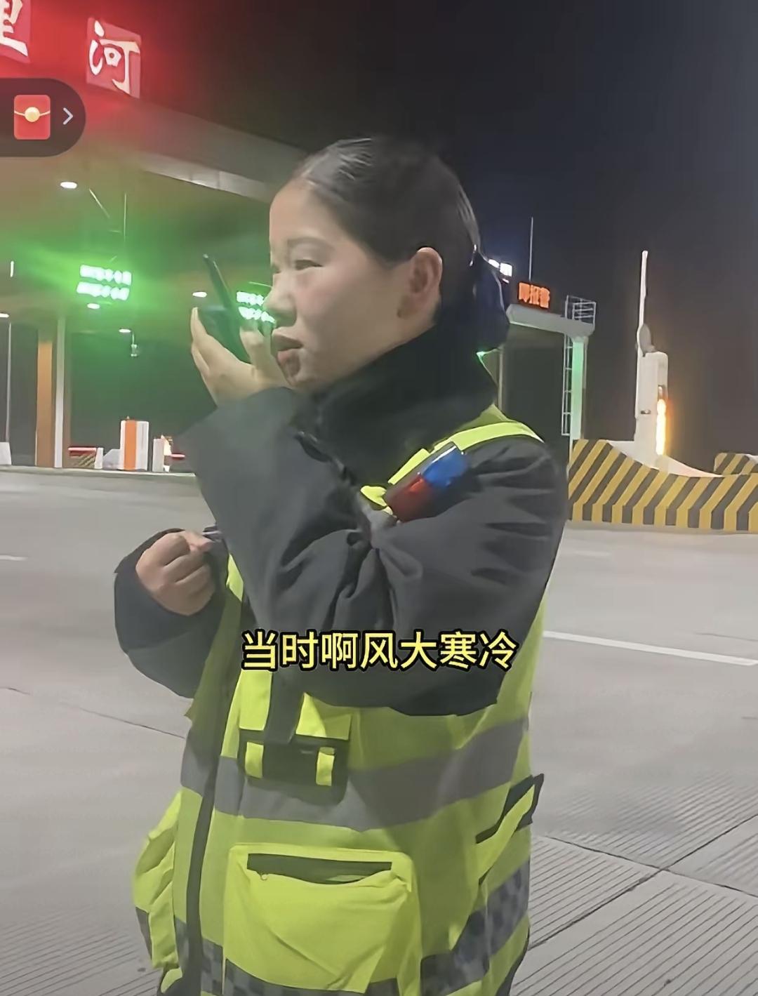 一名货车司机开电动车经过安徽八里河收费站，车没电了只能下高速。结果车子彻底趴窝，