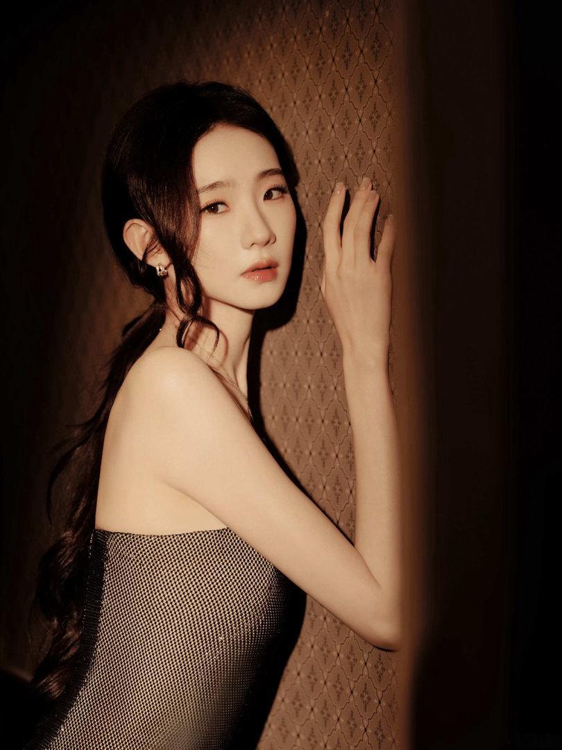 张艺凡是姐姐也是妹妹张艺凡豪门千金感张艺凡抹胸长裙造型完全是豪门千金来的吧肩颈线