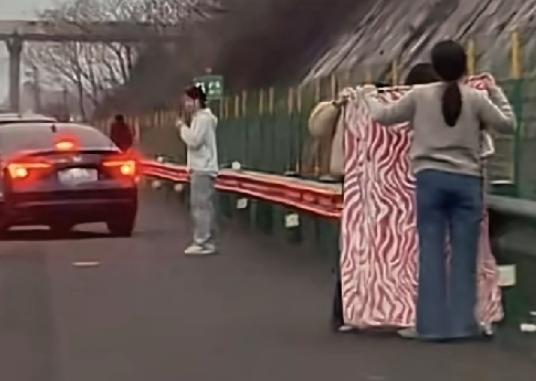 “活人还能让尿憋死？”这句老话搁平时大家当玩笑说说，可今年国庆长假，它差点变