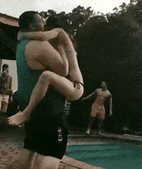 两人去游泳，老婆本能想抱着丈夫耍下娇，逗丈夫开心一下。没有想到丈夫不知道怎么了，
